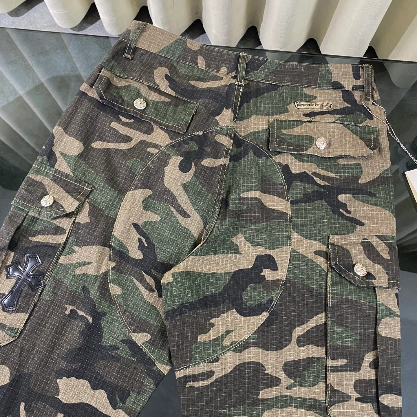 P280 CH Chromehearts camouflage work jeans, priced at 34W level, patchwork cross pattern embellishment, washed jeans! ! An absolutely high-end luxury product, a 1.9W-level god-level single product, a super popular product, made by top heavy industry, a magic weapon that cannot be missed! [About Zangyin] This is an extremely luxurious fashion brand that can also be called the aristocracy of the high street. It has always been an exclusive brand for some hipsters or rich second generations. Compared with ordinary high streets, it is more luxurious and noble. Compared with luxury brands, it is more fashionable and individual. It has always been a brand that I have a special liking for. [Top heavy industry fashion design] Consistently high-street luxury style. Speaking of this style, the Zangyin family and GU family are definitely the leading representative brands. Especially the Zangyin family has really achieved a state-of-the-art effect in creating high-street style. The unique washed material is used to create this style. The color system is already quite eye-catching. After it is decorated with patchwork cross flowers, it cleverly highlights the charm of the brand. Secondly, this style uses classic The high-waist cutting design highlights the long legs and fashionable temperament of the upper body. The brand is highly recognizable and the slim fit configuration is more suitable for daily wear. It is a product that interprets personality, fashion, and specifications at a glance. This single product is enough to make any fan excited. It can be a white T-shirt for a youthful college style, or a tight suspender for a royal style. It has strong matching ability and can be easily controlled by men.  [Materials and craftsmanship] Needless to say, this point goes without saying. As an excellent craftsman brand, Zangyin’s requirements for details and craftsmanship are really perfect. The washed color of this model has gone through so many processes, not to mention the embellishment of denim appliques. It is also purely hand-made and sewn. Just like what they believe in, only hand-made things have soul and have the meaning of wear. A top-notch heavy-duty fashionable denim item, I look forward to your perfect interpretation! !  Color: Camouflage Size: 28-36